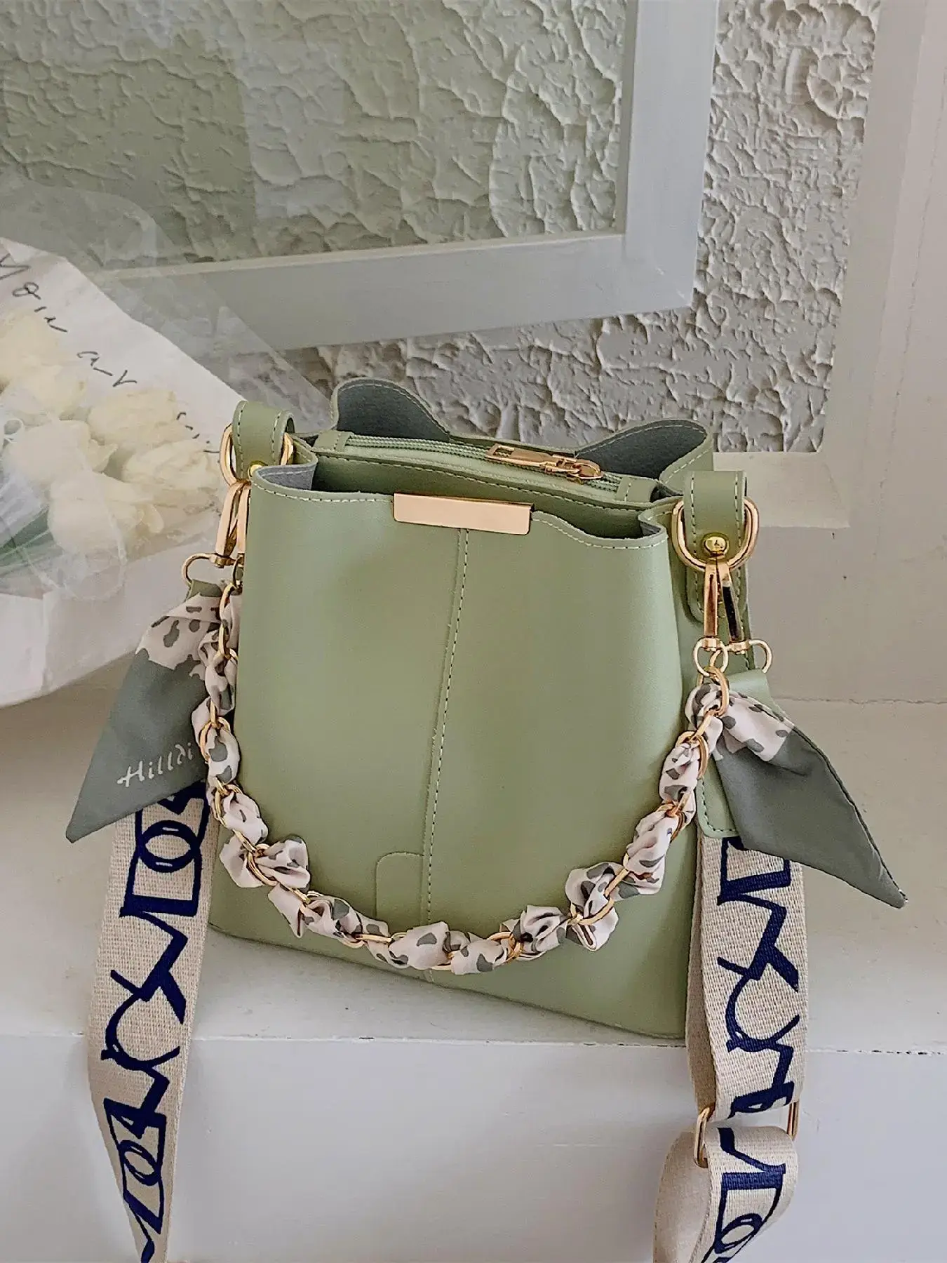 Women'S Fashion Chain Decor Bucket Casual Crossbody Bag, Chic Crossbody Purse, Solid Color Bag with Silk Scarf and Wide Strap, Chic Handbag, PU Leather Bag for Summer 2026 Outfits