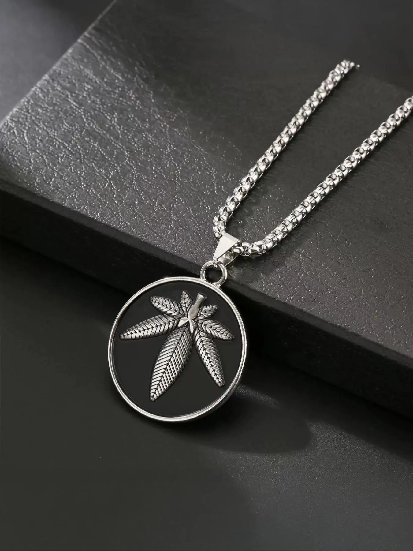 Vintage Leaf Design Pendant Necklace for Men & Women, Stainless Steel Jewelry for Party, Daily Clothing Decor, Trendy All-match & Exquisite Chain Jewelry for Birthday Gift, Cuban Link Necklace