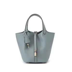 This elegant women’s design fashion shopping basket bag features a lock-clasp design and includes a handbag. It’s perfect for dates, walks, shopping, everyday use, and as a practical handheld pouch.