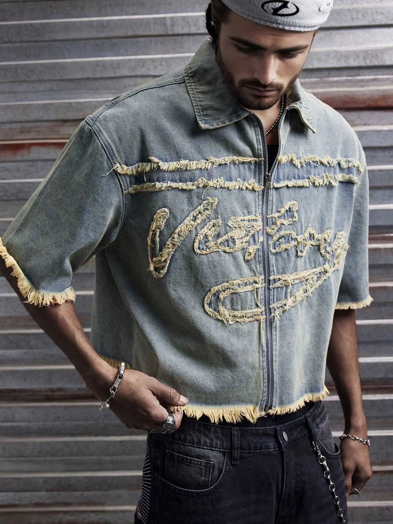 Men’s vintage distressed short-sleeve denim jacket, raw-hem letter patch zip cropped denim shirt, street-style raw-hem turn-down collar denim top