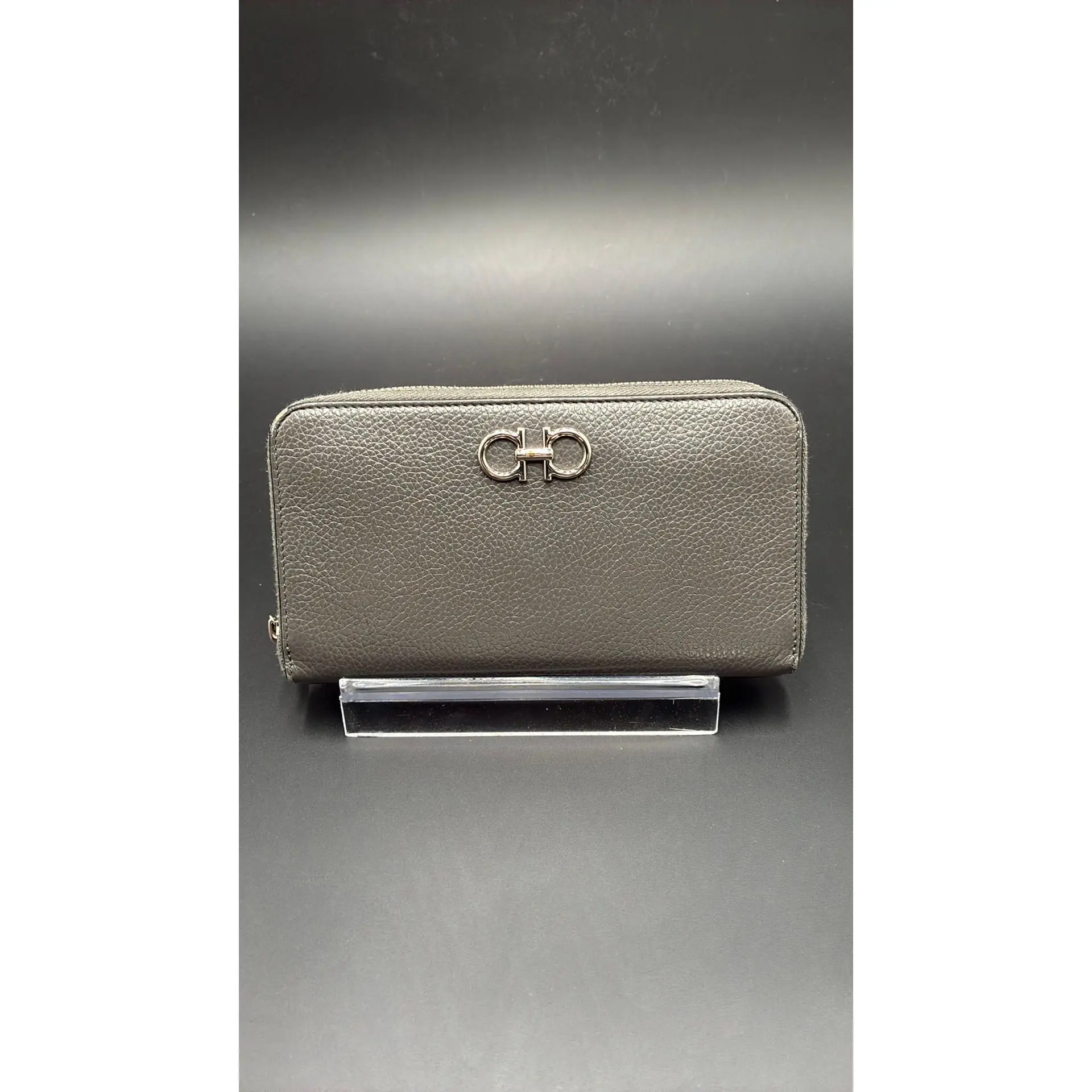 Pre-owned Leather Luxury Bags & Accessories Salvatore Ferragamo Gancini Zippy Long Wallet, Grey Date Code: IY220405. Entrupy ID: JHGK6V8.