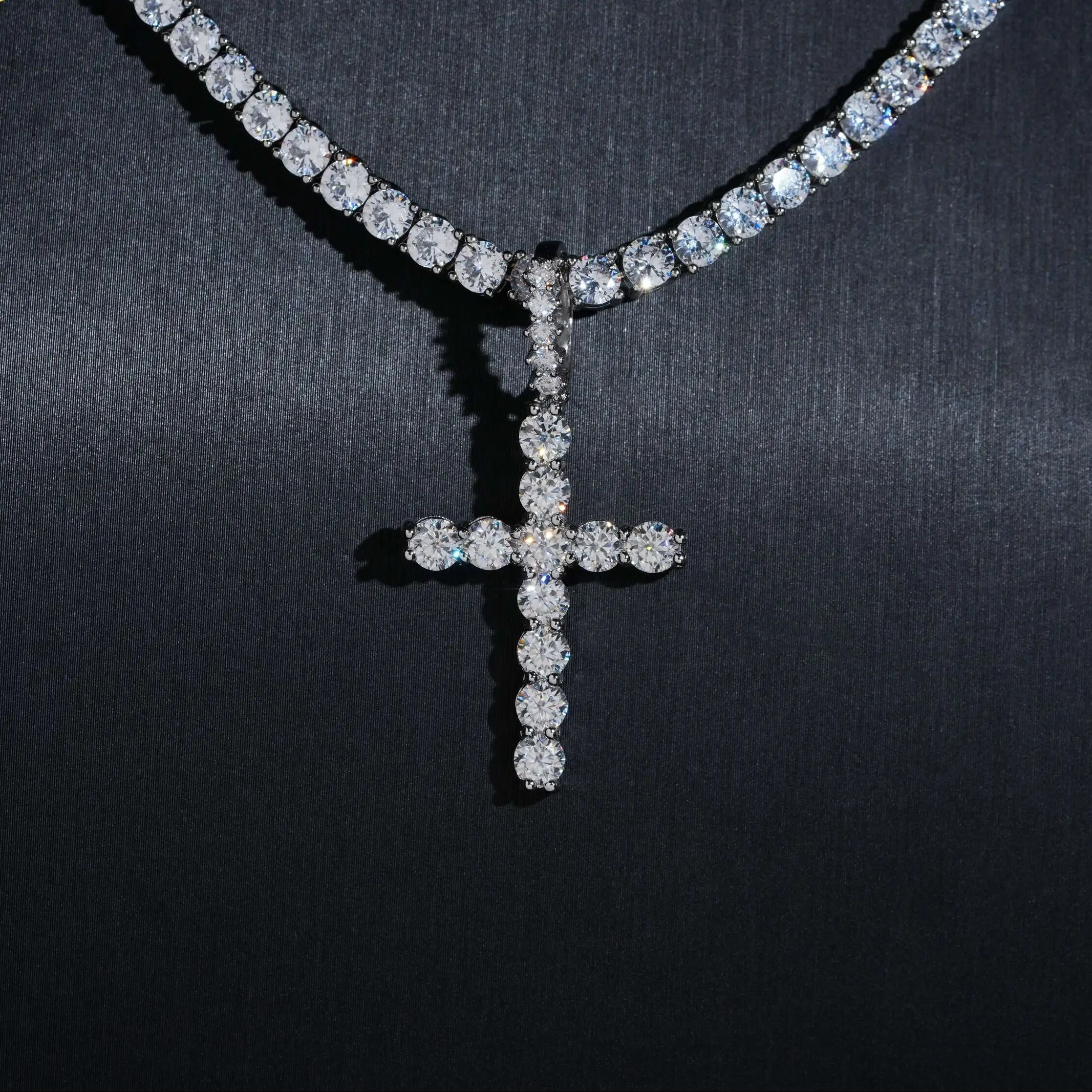 Big Pointer Cross Pendant Lab Diamond – 14k Gold