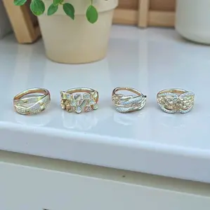 Variedad de anillos dorados ...4 diferentes estilos . Laminado de alta calidad.