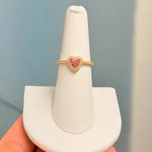 Anillo en oro 14k con un corazón en pedrería rosa y blanca !! Talla # 7