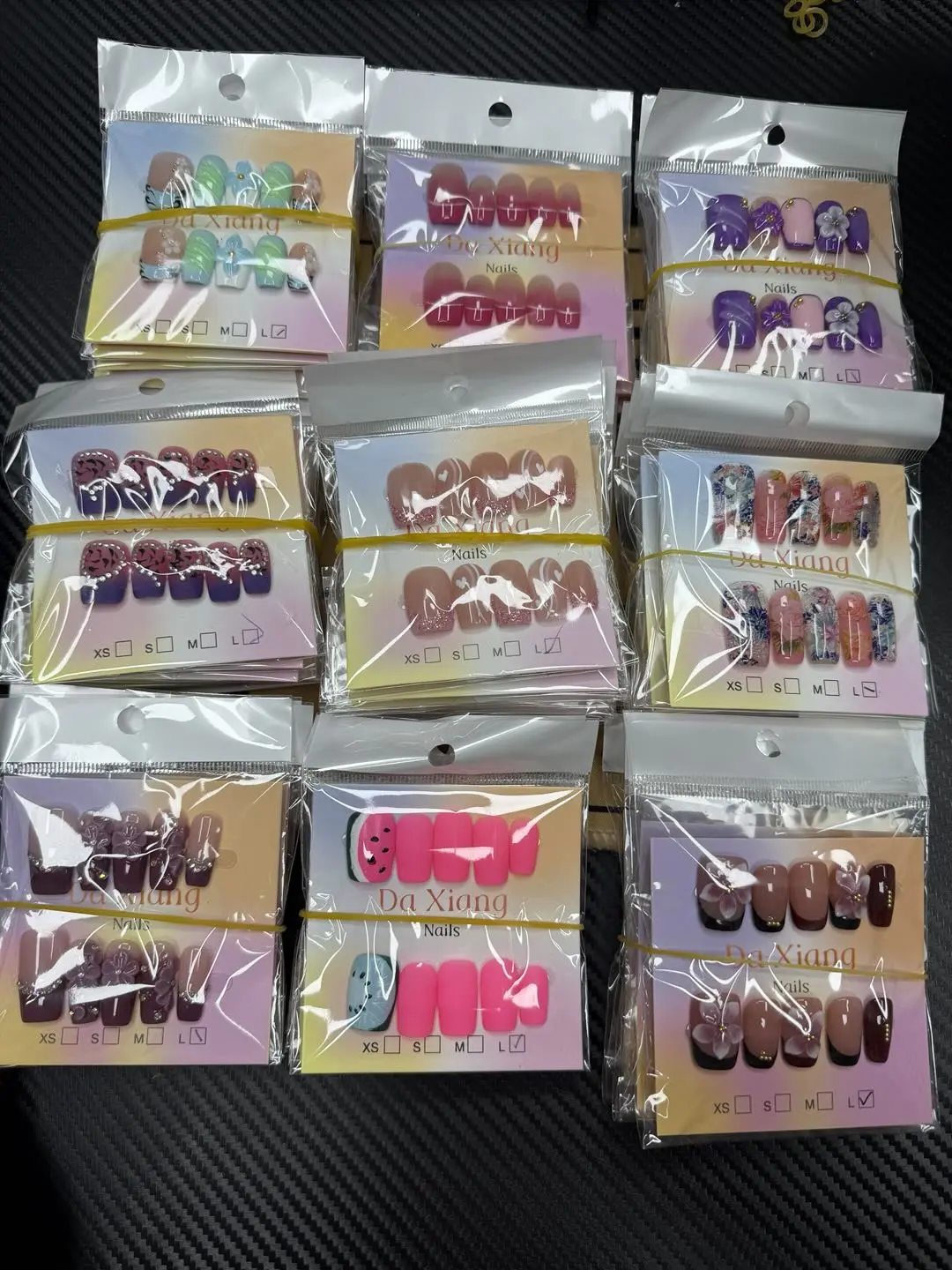 Una(8339)gc.30$ get 15pairs of random coffin or square shape nails. We have different styles.