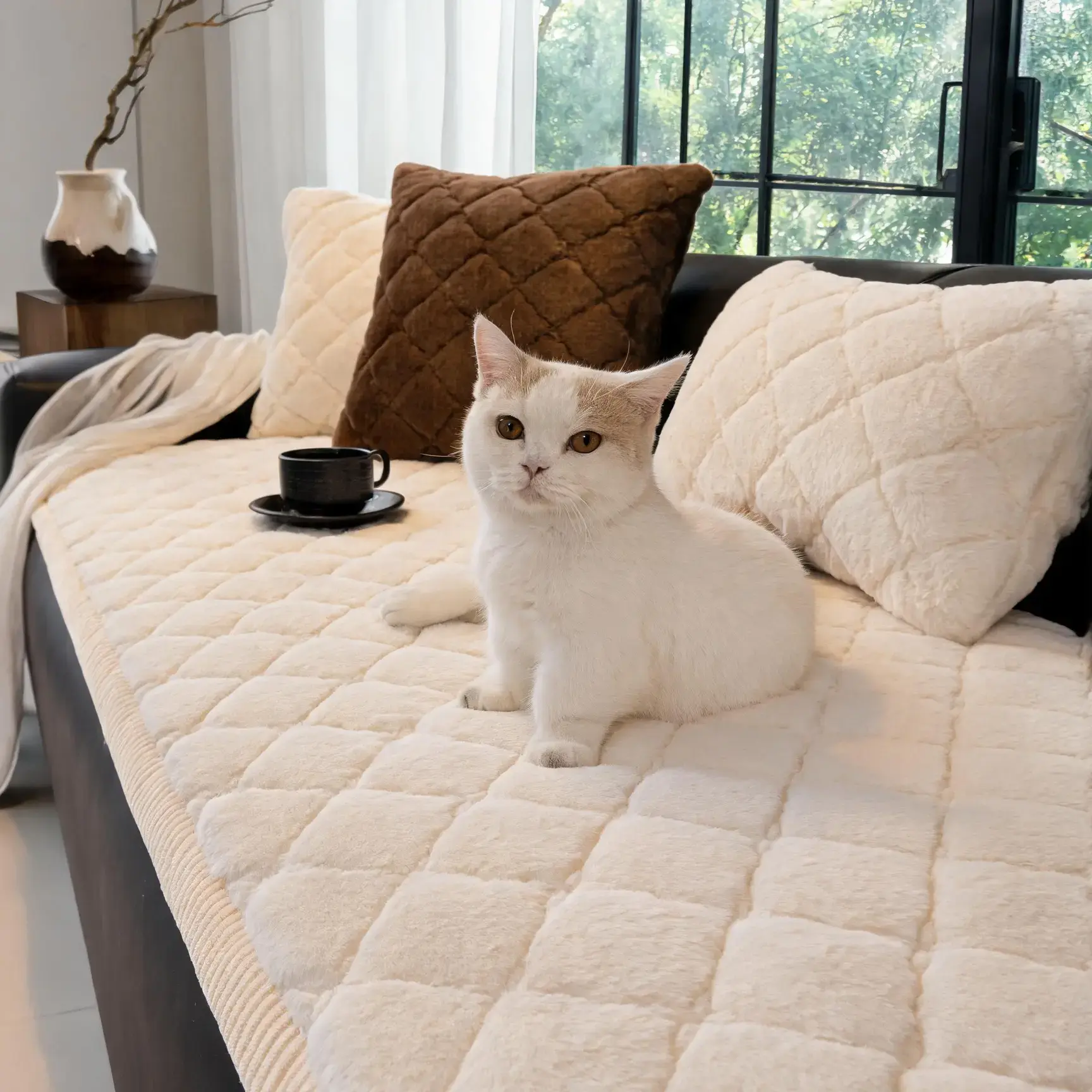 Sofa cushion suitable for pet-owning families—non-shifting, stain-resistant, easy to clean; gives an old sofa a fresh new look. Non-slip, securely fixed and won’t shift. Suitable year-round; machine washable; thickened plush sofa cushion with non-slip, al