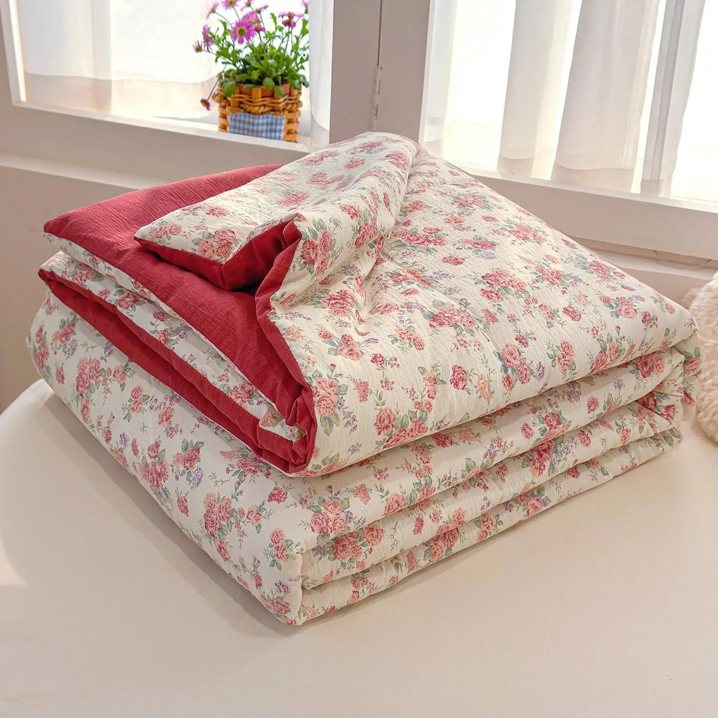 Red floral pattern summer cool blanket, Floral Print Blanket, soft and breathable summer thin blanket, Lightweight summer blanket, suitable for summer bedroom, office, and home leisure use as an air conditioning blanket
