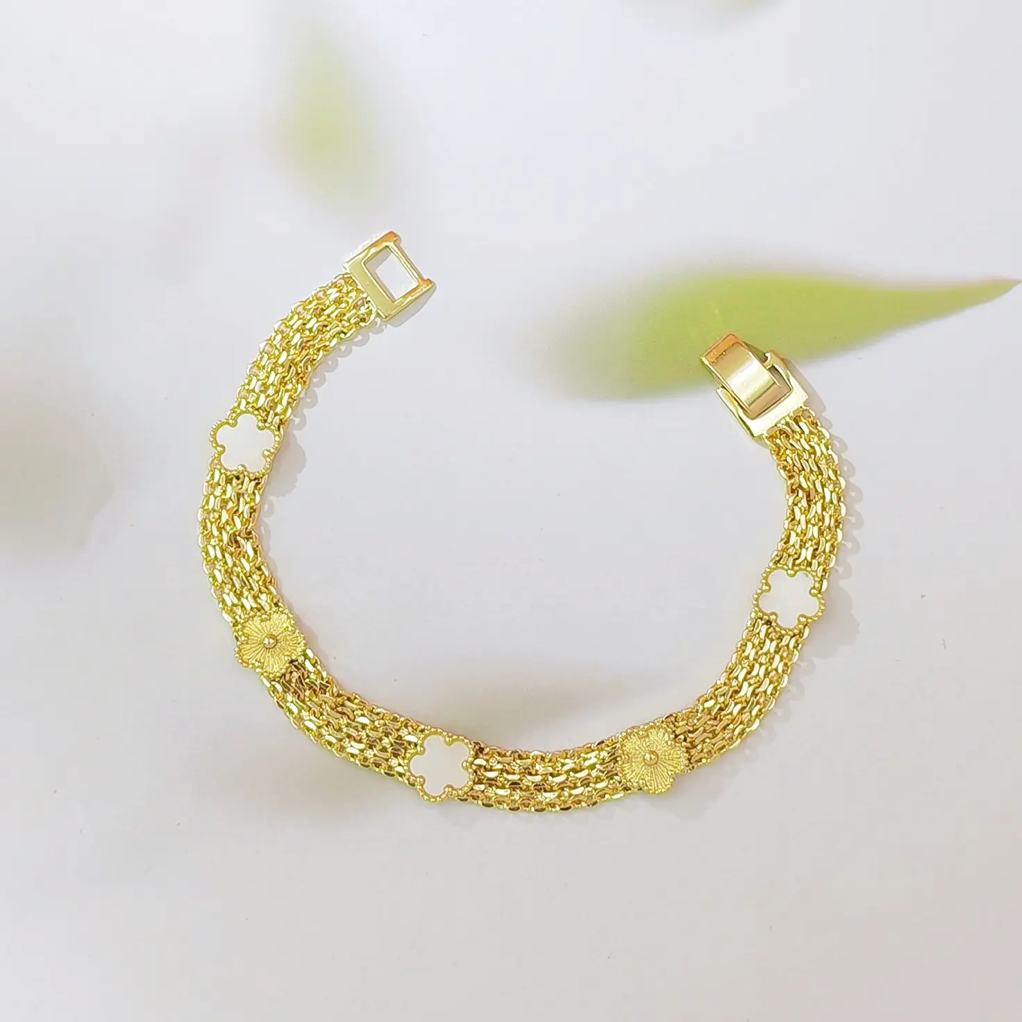 White mixed pure flowers