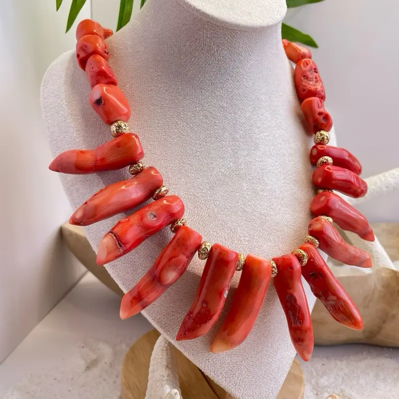 Collar “Fuego de Mar” coral anaranjado con cachitos de coral tallado.