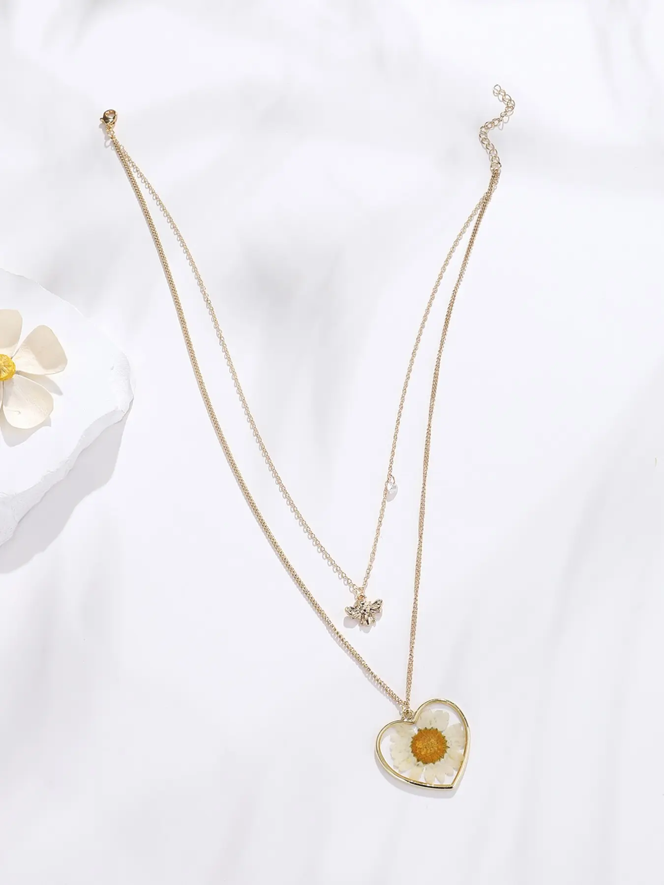 Cute Resin Daisy Bee Insect Layered Necklace for Women, Fashionable Double Layer Jewelry, Perfect for Dresses and Photoshoots
