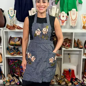 Mandil Mexicano bordado - Handmade Embroidered apron handmade in Chiapas México, hecho a mano en México