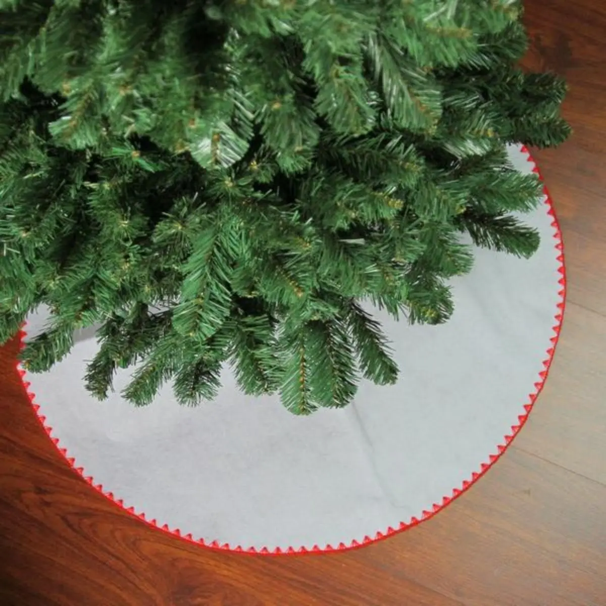 Northlight 26 in. White & Red Velveteen Felt Decorative Christmas Tree Skirt - Holiday Decorations with Hook, Home & Party Supply