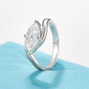 Elegant Silver Marquise Cut Crystal Ring for Women, Minimalist Solitaire Promise Ring, Chic Engagement Style Jewelry for Wedding Anniversary Birthday Gift