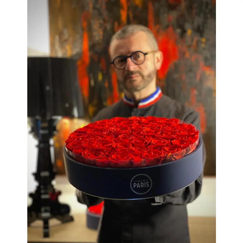 Ville de Paris Preserved Scented Roses - The Heart of Love Extra Large