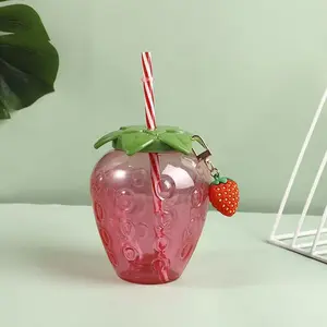 Strawberry-shaped plastic cup with striped straws, picnic/party photo artifact, suitable for juice/milk tea/ice drinks, light and drop-resistant (no hot water)