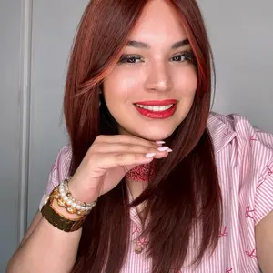 Peluca Larga con Capas en Tono Caoba Vibrante - Corte Mariposa y Brillo Sedoso