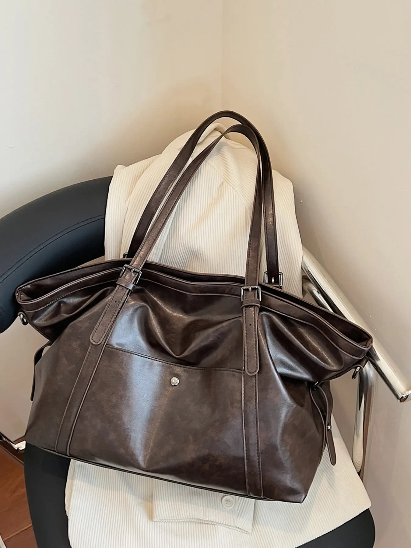 Daily retro simple one-shoulder commuter messenger bag, Commuter Crossbody Bag, Casual Commuting Bag, niche design casual versatile one-shoulder underarm bag, personality  lazy classic joker suitable for office workers, daily travel, shopping and dating.
