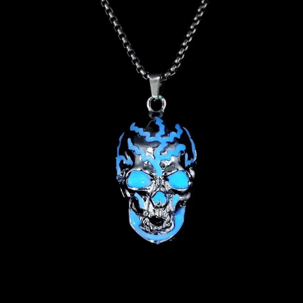 Glow-in-Dark Crack Skull Pendant Necklace - Gothic, Hardcore Punk, Emo Gothic, Hip-Hop Inspired Men's Hot Selling Street Costume Jewelry, Gothic Necklaces, Hardcore Punk Necklaces