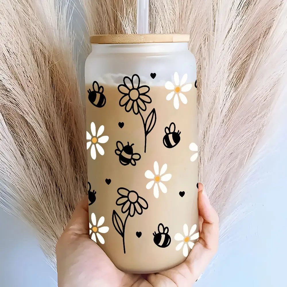 Daisy & Bee Cartoon Pattern 16oz Covered Straw Glass Drinking Cup, Cold Beverage Tumbler with lid, Reusable Glass Cup, Glass Jar Design, Suitable for Iced Coffee, Beer, Juice, Glassware. Perfect Gift for Nature Style Lovers, Friends and Family