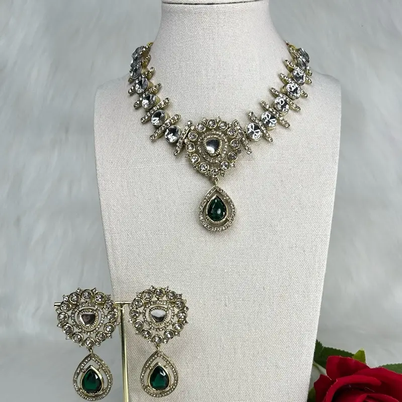 Beautiful Emerald Green Necklace With Earrings - Elegant Design Featuring Green Gemstones