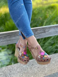 Hand Painted Mexican Heels. Mexican Leather Wedge Heels. Premium Mexican Artisanal Shoes. Traditional Mexican Leather Heels. Floral Shoes.
