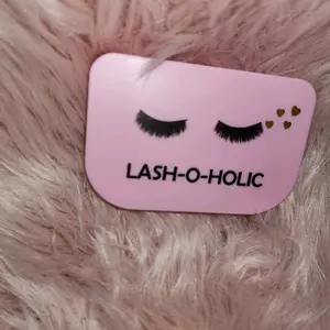 Eyelash Case With Mirror Makeup Cosmetic and come with 3 pairs of eye lashes
