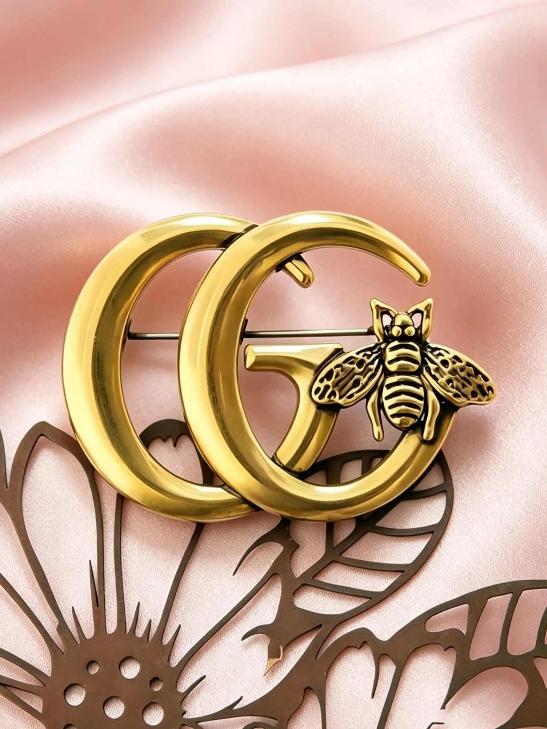 Vintage Alloy Bee Letter CC Brooch, Distressed Pin, Elegant All-Season Accessory, Perfect for Daily and Formal Wear