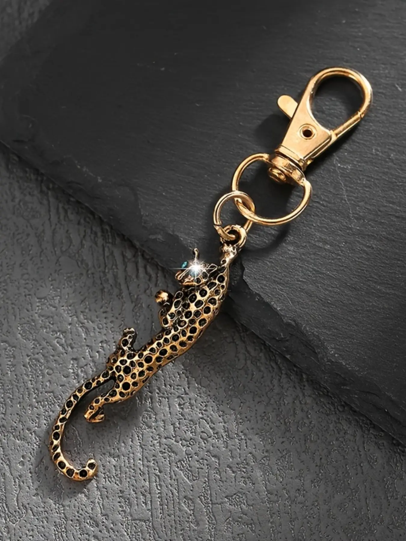 Vintage Leopard Keychain Pendant, Stylish Accessory for Men, Car Key Holder, Bag Charm, keychain for bags, Unique Animal Pattern, Perfect Gift Idea, Animals Keychain Decor