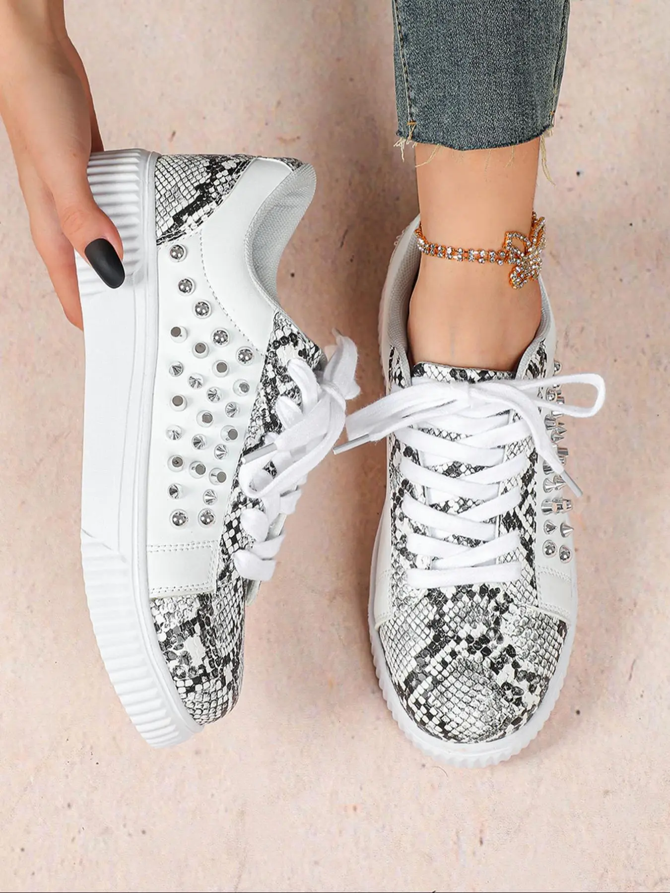 Fashionable Snakeskin Print Lace Up Low Top Sneakers, Casual Comfortable Breathable Sports Shoes, Female All-match Round Toe Shoes for Daily Wear