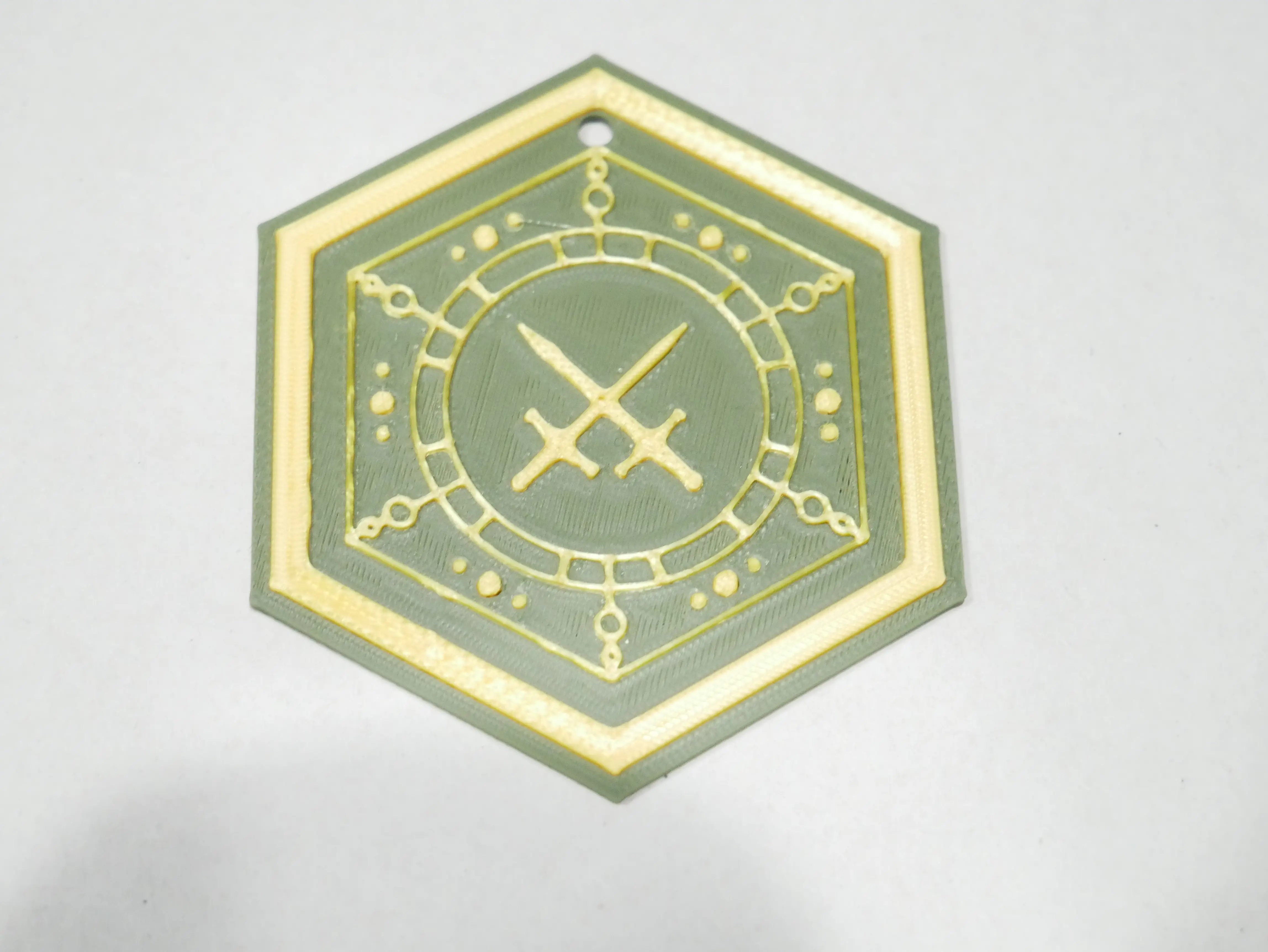 3D Printed Sleep Token House Veridian Collectible Keychain - Hexagonal PLA Fashion Accessory with Gold Sword Design, Stylish Keyring, Gift Keychain Decor for Enthusiasts