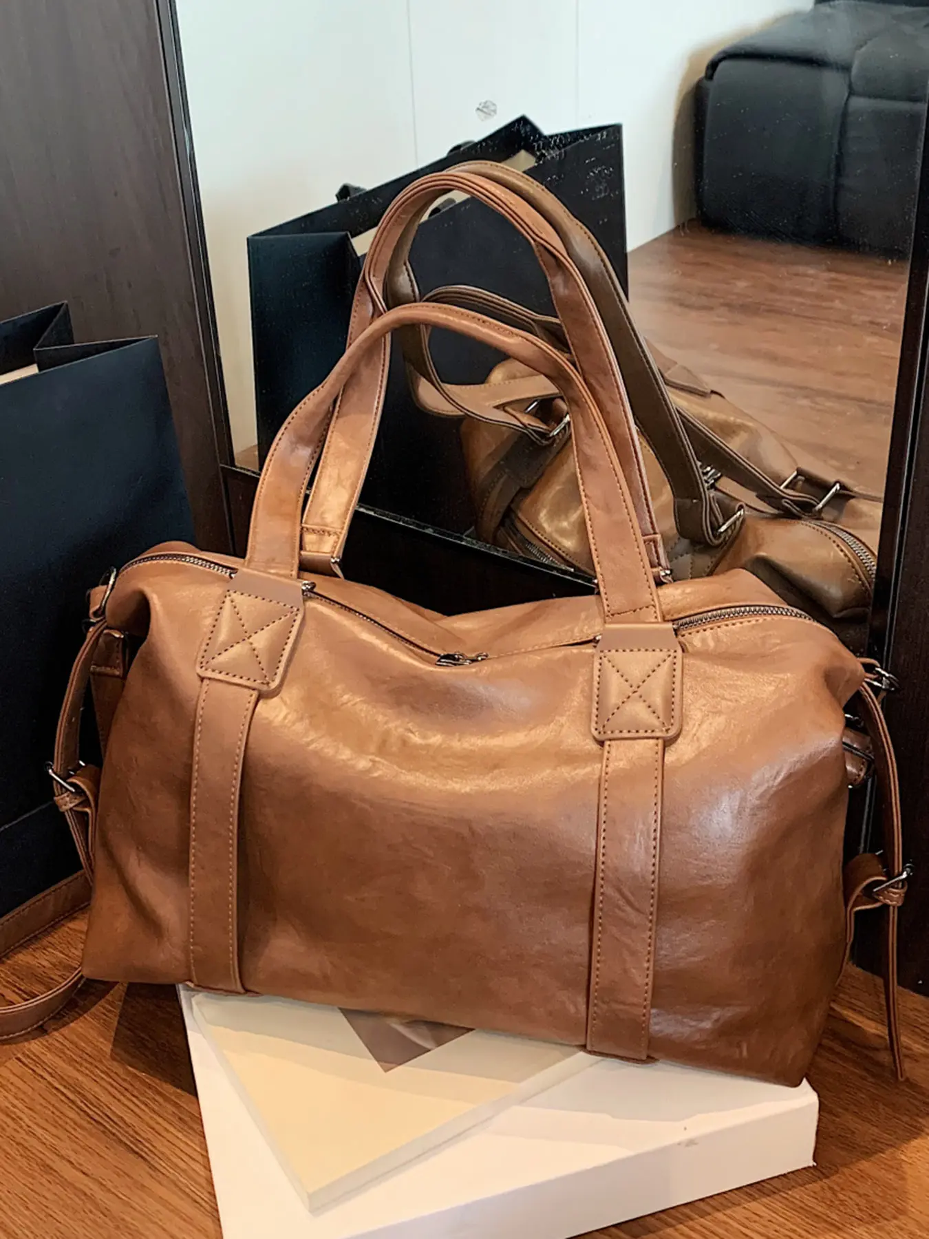 Fashionable simple  retro distressed travel duffel bag with double handles   adjustable shoulder straps Boston bag，   business  casual travel bag，Multi-compartment design suitable for sports   fitness enthusiasts,  etc.