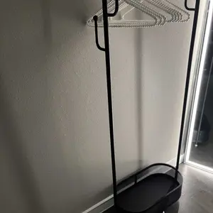 Multifunctional coat rack with storage basket 360° movable rotation｜Bedroom and living room storage artifact｜Hanging clothes/hats/bags/scarves｜Space-saving and stylish home｜Home essential