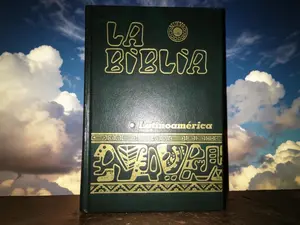 La biblia católica. Latinoamérica (tapa dura) (Spanish Edition) (Color May Vary) Hardcover
