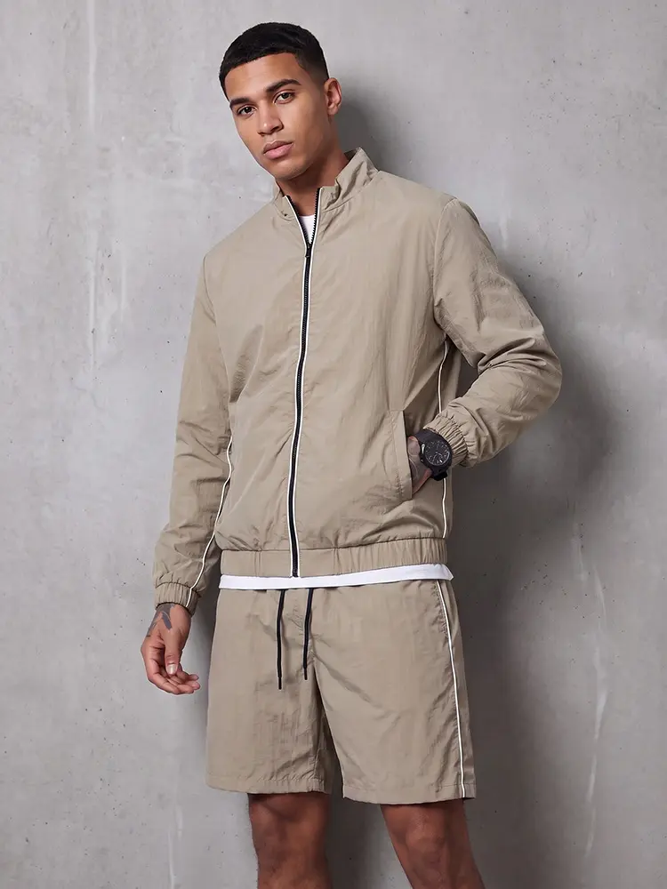 Men’s outdoor casual sports set, breathable windproof stand-collar jacket + casual shorts, suitable for fitness, running, hiking, and other outdoor activities, solid color minimalist design, quick-dry fabric, regular fit, casual style.