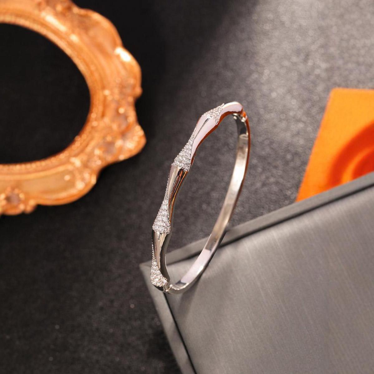 A 925 silver geometric design bracelet set with sparkling synthetic zircon temperament elegant ladies high quality jewelry bracelet for a lover