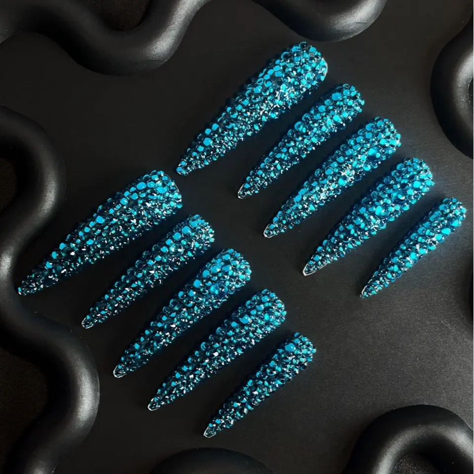 Has the top trend emerged in the nail art industry? Full diamond blue pointed armor with built-in chasing light, walking with high gloss buff, eye-catching to the eye