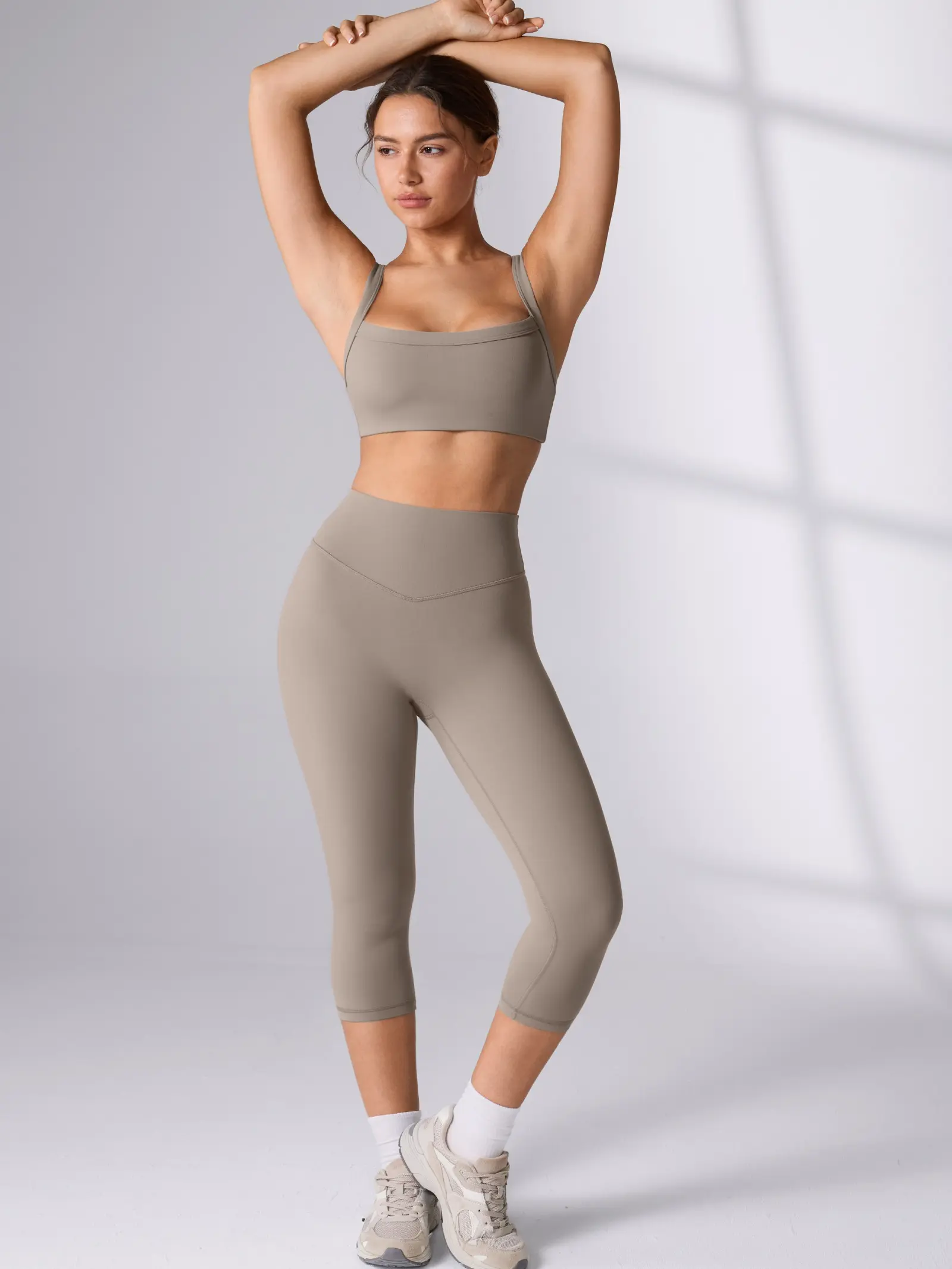UNISSU Hugcurve Women's No Front Seam High Waisted Capri Leggings, Buttery Soft Polyamide Blend Medium Comp. Workout Wear, 19'' Machine Wash Capri Pants, Gym Outfits
