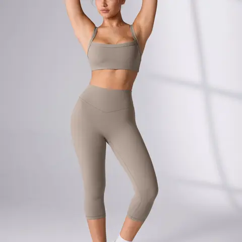 UNISSU Hugcurve Women's No Front Seam High Waisted 19'' Capri Leggings - Buttery Soft Polyamide Blend, Medium Compression, Machine Washable, Everyday Active Gym Workout Sports Bottoms