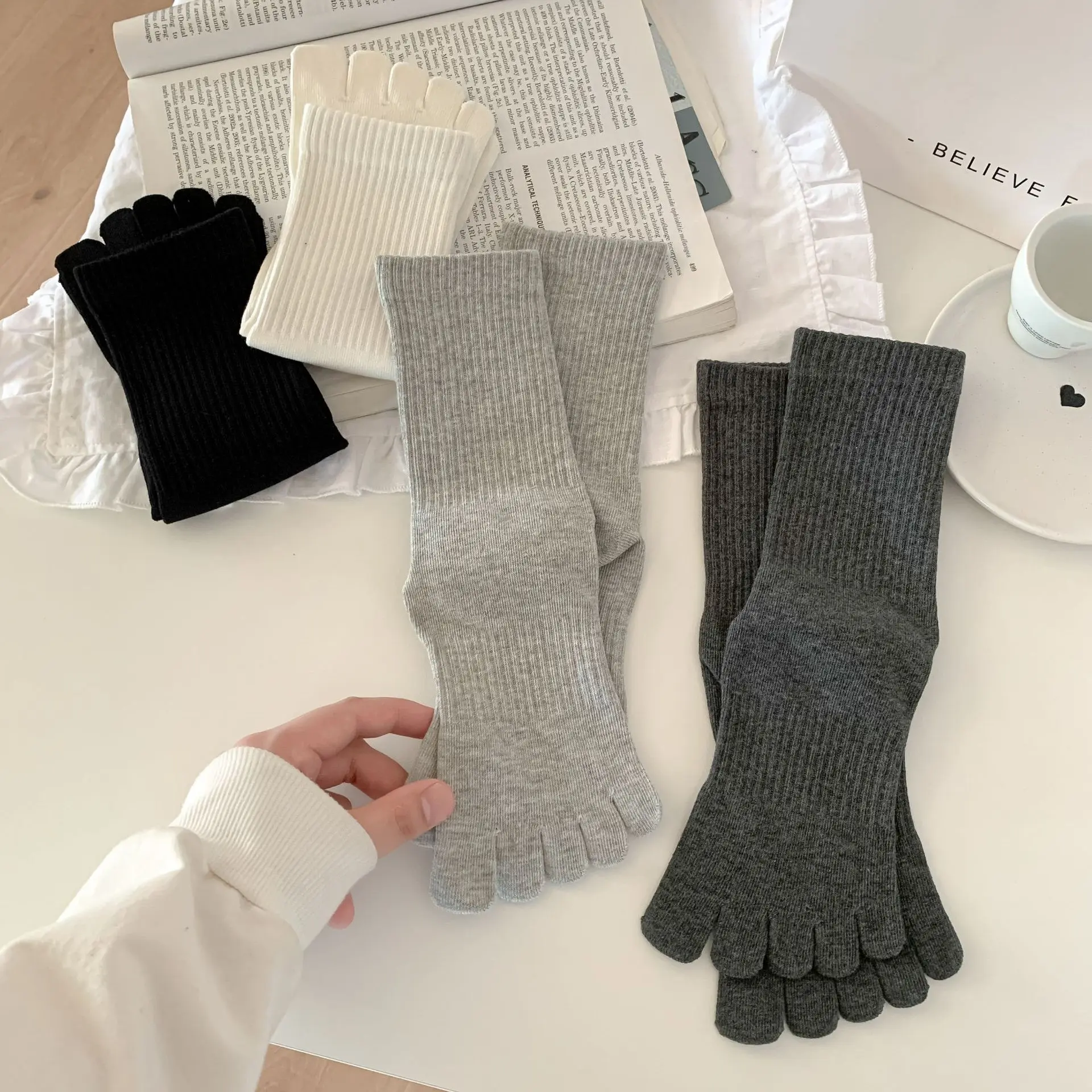 Women‘s Five-Toe Socks Cotton Thick Mid-Calf – Moisture Wicking & Anti-Odor, Japanese Tabi Style, Sports Casual White