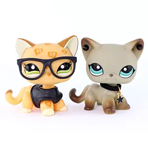 2 Pcs Mini Short Hair Cat Figurines Set, Cartoon Spotted Kitten & Siamese Cat Mini Figures with Black Glasses Vest, Star Pendant Collar Accessories, Collectible Small Animal Statues, Girls Birthday Pretend Play Gift