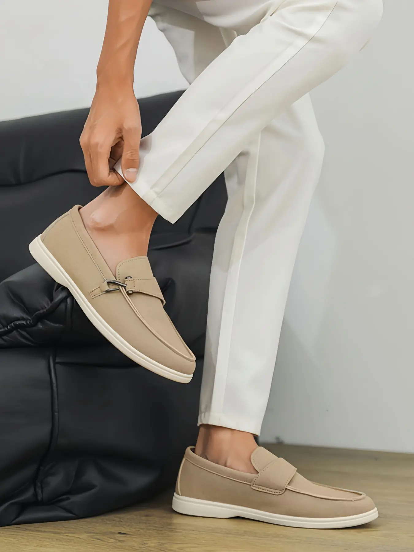 Men's Retro Suede Slip-on Loafers Flat Light Business Casual Style Velvet Soft Surface Lightweight Anti-slip Outsole Metal Buckle Decoration For Daily Commute Office Shoes Casual Driving Versatile Wear