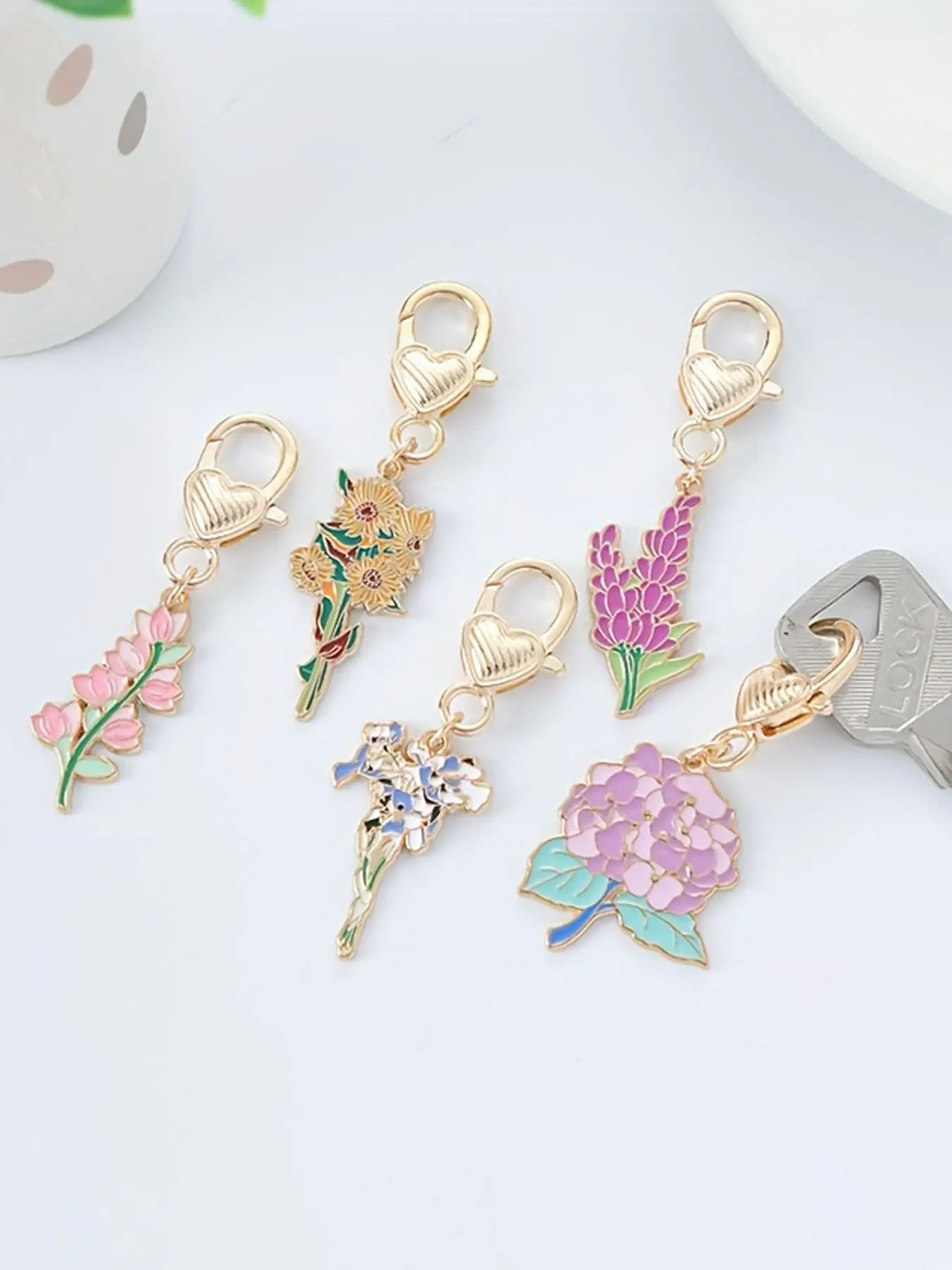 5/20pcs Flower Keychains Zinc Alloy, Fashionable Alloy Keychain - Floral Pattern Keychain, Blossom Key Rings with Cartoon Charms, Sakura Pendant, Sunflower Key Holder, Couple Gift, Keychains for Bags, Bag & Zipper Pull Accessory