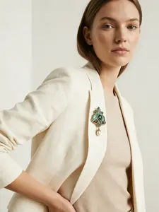 A stylish vintage brooch with royal elements, suitable for everyday wear, vacations, dates, and other occasions, and also a charming little gift.