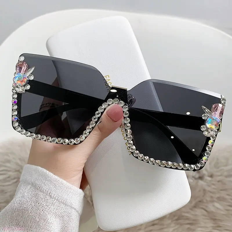 Women's Oversized Rhinestone Sunglasses, Glamour Face-Slimming Frames with UV Protection, Lightweight for Summer Daily Wear, No, Luxury, Slimming Design, Us Design homedecor