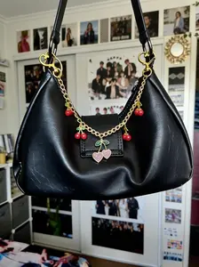 Heart Cherry Bag Chain Extenders, Gold Curb Chain Charms with Cherry & Heart Charms, Sweet Coquette Bag Decoration Keychain, Cute Girly Bag Pendant for Tote & Handbag, Ideal for Fashionable Girls & Fruit Lovers