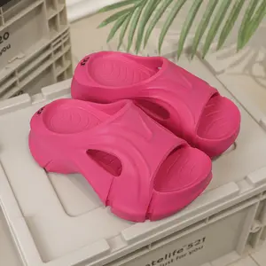 light Women's platform cloud slippers, pink open-toe platform outdoor clogs, suitable for indoor and outdoor wear in the pool, , and garden.