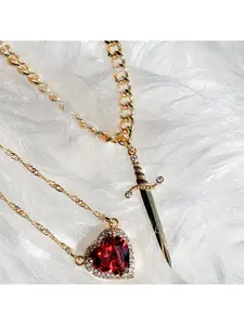 A set of two-piece couple pendant necklaces, "One Sword, One Heart" design, unisex necklaces, men's sword pendant, women's wavy chaieart pendant, Valentine's Day gift, versatile daily accessory