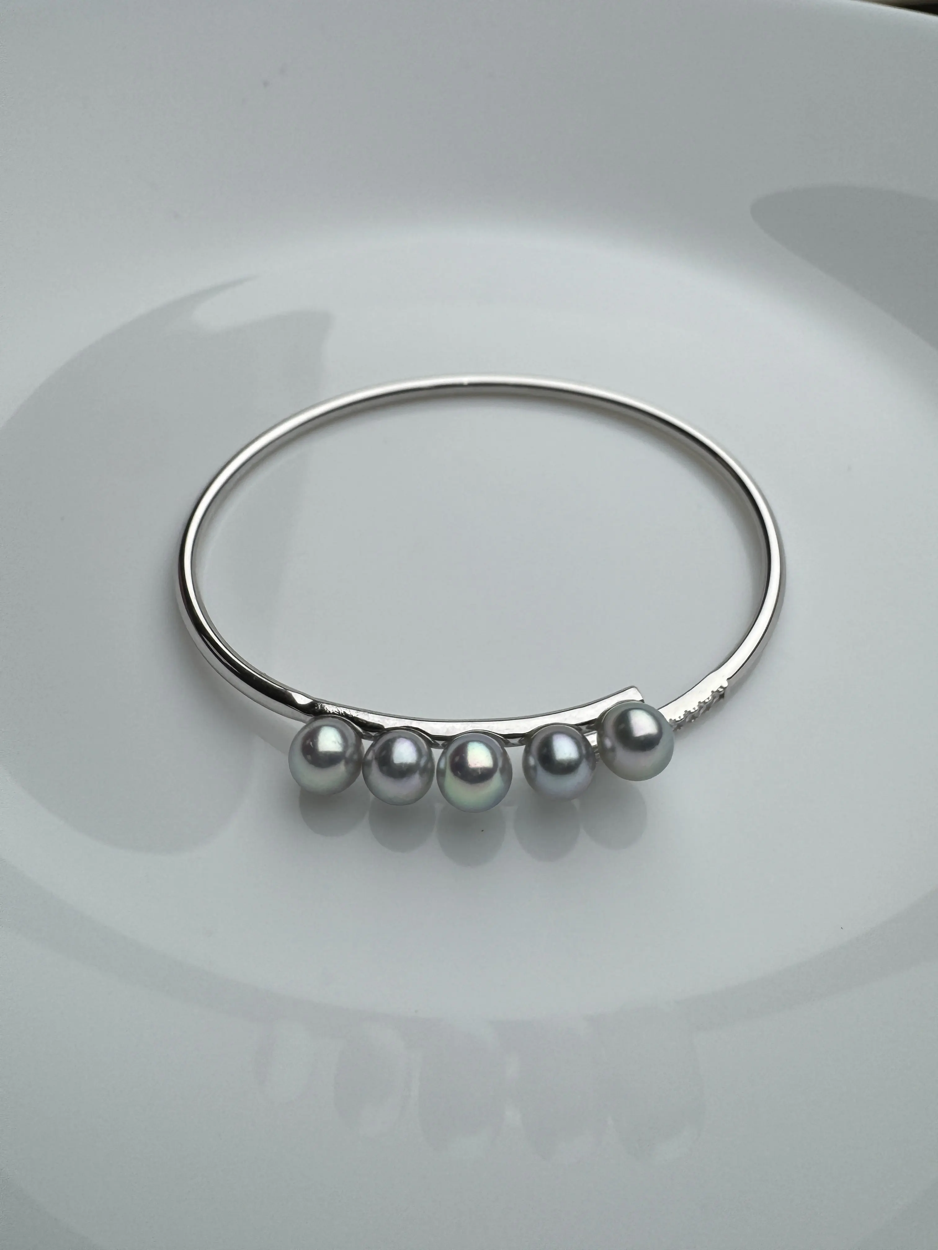 hs0001 Five True Madama Blue Pearl Open Silver Bangle
