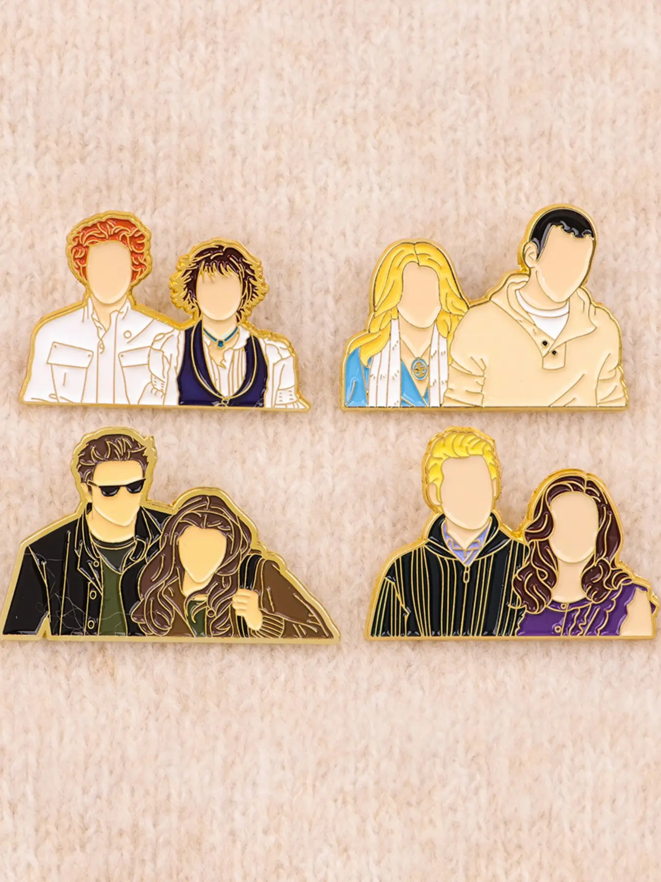 4pcs/set Couple's Hot Love Lapel Pin, Durable Metal Pins, Alloy Brooch Pin, American Cartoon Movie Vampire Badge, Multifunctional Fashion Accessory, Suitable For Bags, Clothing, And Hats