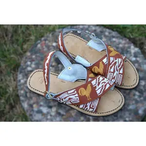 Huarache Cruzado Bordado Gallo Cafe